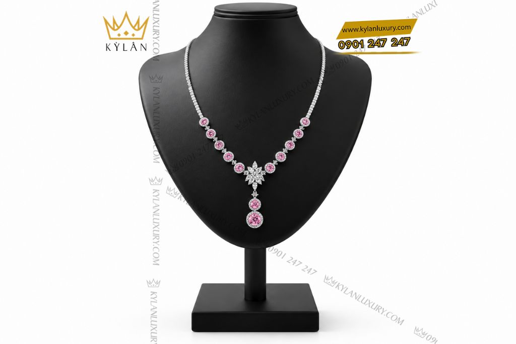 Kỳ Lân Luxury Day chuyen vang trang Au750 dinh kim cuong va sapphire hong 2 Dây chuyền vàng trắng Au750 đính kim cương và sapphire hồng