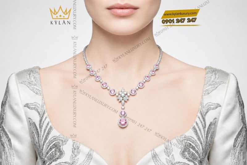 Dây chuyền vàng trắng Au750 đính kim cương và sapphire hồng