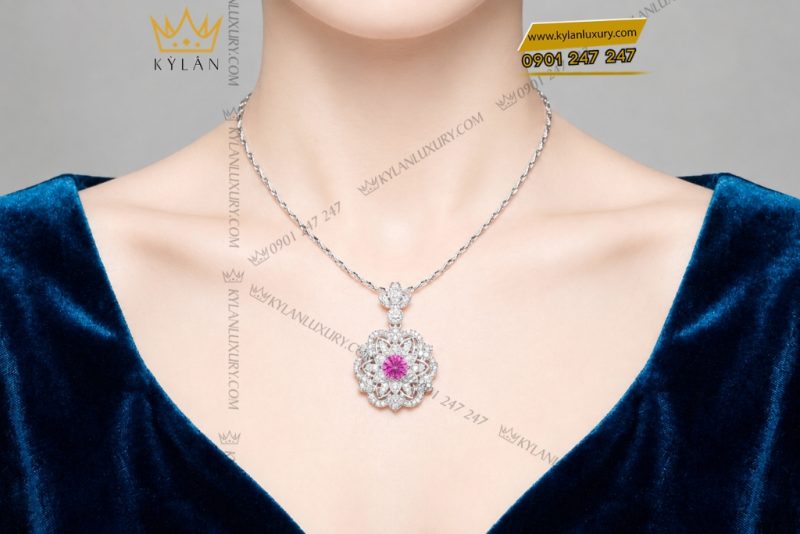Dây chuyền vàng trắng Au750 đính kim cương và sapphire hồng