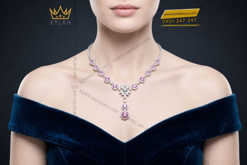 Dây chuyền vàng trắng Au750 đính kim cương và sapphire hồng