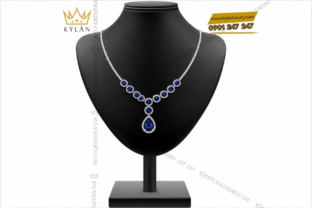 Kỳ Lân Luxury Day chuyen vang trang Au750 dinh kim cuong va sapphire xanh dam 1 Dây chuyền vàng trắng Au750 đính kim cương và sapphire xanh đậm