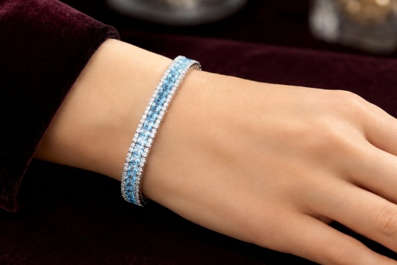 Lắc tay vàng trắng Au750 đính kim cương và đá Topaz