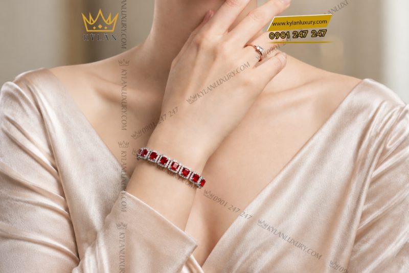 Lắc tay vàng trắng Au750 đính kim cương và sapphire đỏ