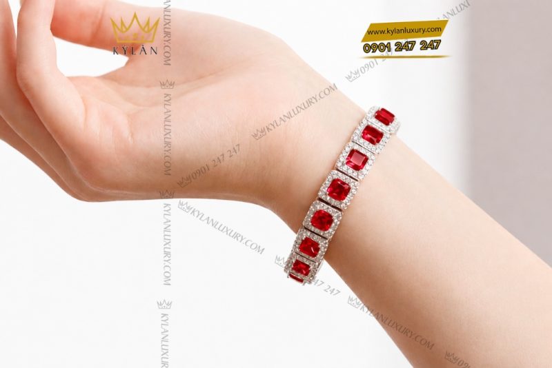 Lắc tay vàng trắng Au750 đính kim cương và sapphire đỏ