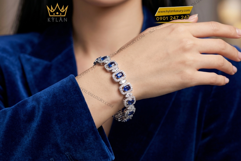 Lắc tay vàng trắng Au750 đính kim cương và sapphire xanh dương