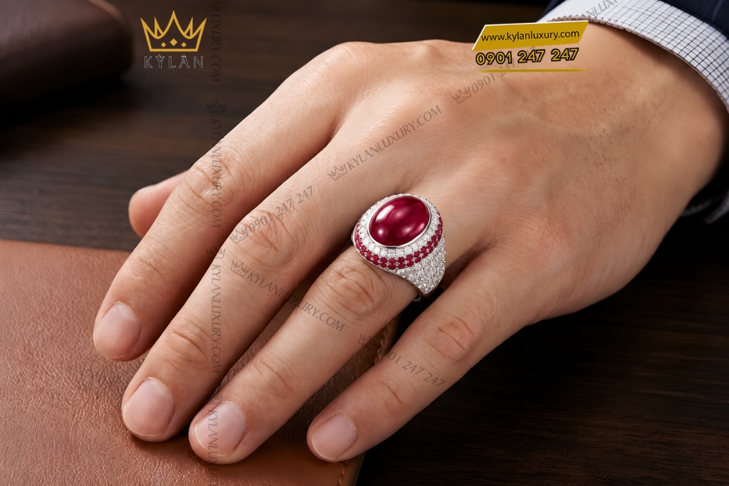 Kỳ Lân Luxury Nhan nam vang trang Au750 dinh kim cuong va sapphire do 7 Nhẫn nam vàng trắng Au750 đính kim cương và sapphire đỏ