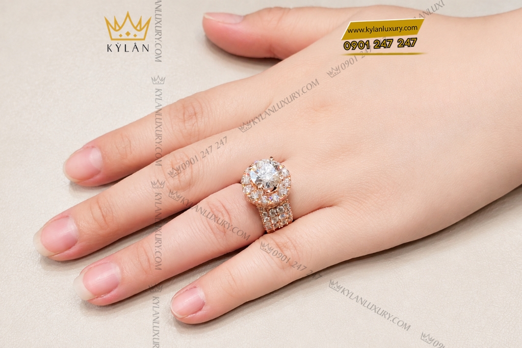 Nhẫn nữ vàng hồng Au750 đính viên chủ 9ly5