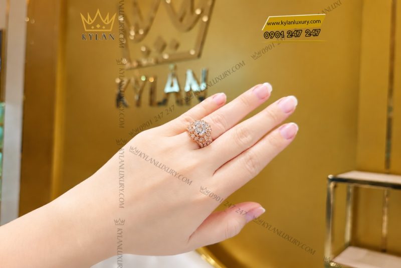 Nhẫn nữ vàng hồng Au750 đính viên chủ 9ly5
