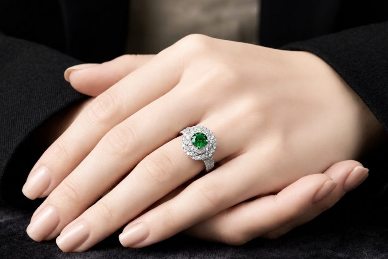 Nhẫn nữ vàng trắng Au750 đính kim cương và đá ngọc lục bảo