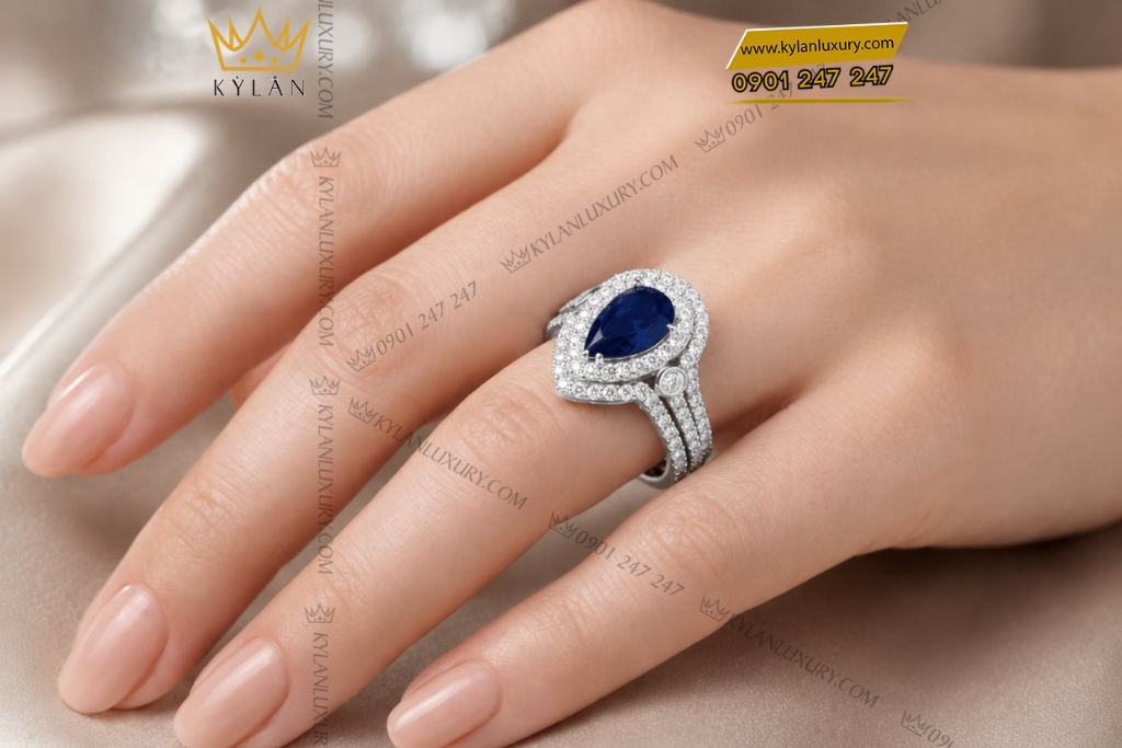 Kỳ Lân Luxury Nhan nu vang trang Au750 dinh kim cuong va sapphire xanh duong 7 Nhẫn nữ vàng trắng Au750 đính kim cương và sapphire xanh dương