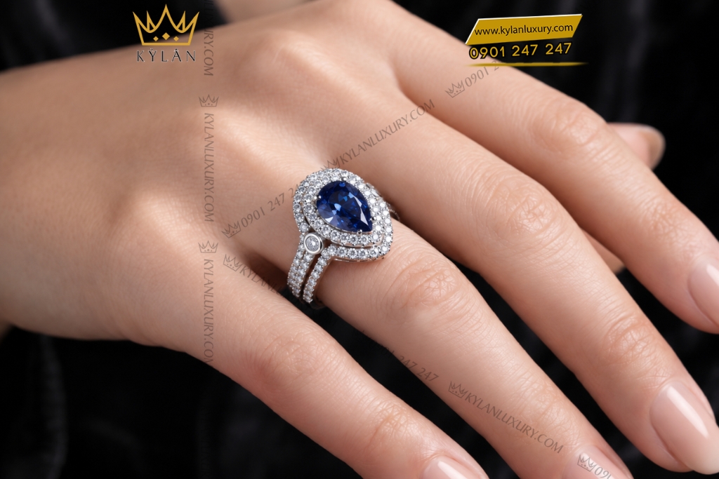 Kỳ Lân Luxury Nhan nu vang trang Au750 dinh kim cuong va sapphire xanh duong 9 Nhẫn nữ vàng trắng Au750 đính kim cương và sapphire xanh dương