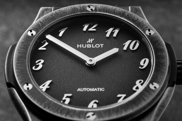Kỳ Lân Luxury hublot classic fusion titanium retroverse the hour glass 2026 10 Hublot Classic Fusion Titanium Retroverse – Góc nhìn mới về thời gian cùng The Hour Glass