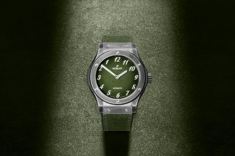 Kỳ Lân Luxury hublot classic fusion titanium retroverse the hour glass 2026 4 Hublot Classic Fusion Titanium Retroverse – Góc nhìn mới về thời gian cùng The Hour Glass