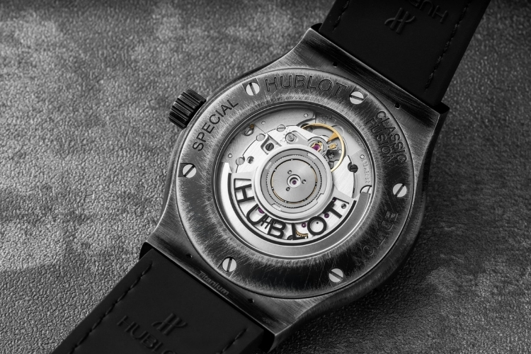 Kỳ Lân Luxury hublot classic fusion titanium retroverse the hour glass 2026 5 Hublot Classic Fusion Titanium Retroverse – Góc nhìn mới về thời gian cùng The Hour Glass