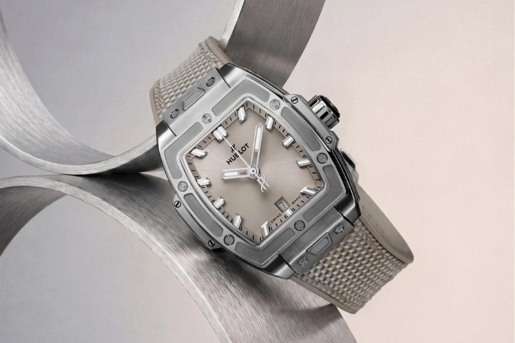 Spirit of Big Bang Essential Taupe đánh dấu hướng thiết kế tinh giản và monochrome luxury mới của Hublot.