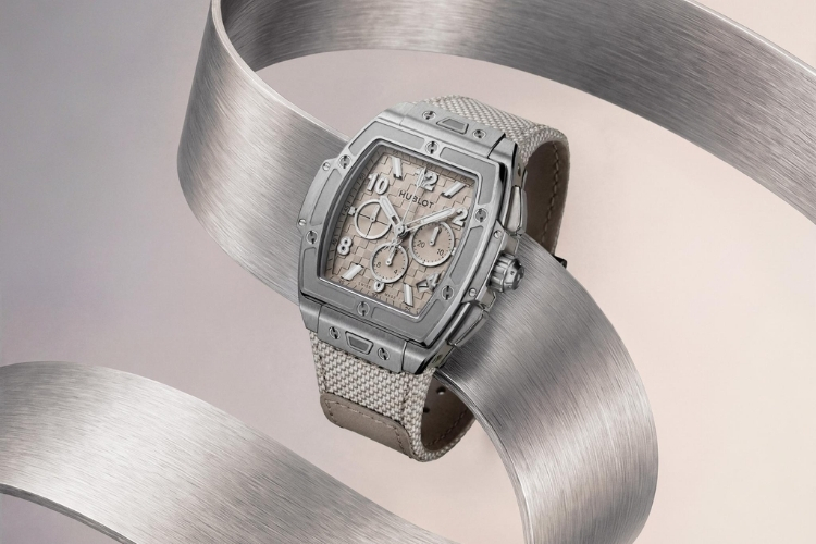 Essential Taupe vẫn sở hữu nhiều chi tiết mang đậm DNA kỹ thuật đặc trưng của Hublot.