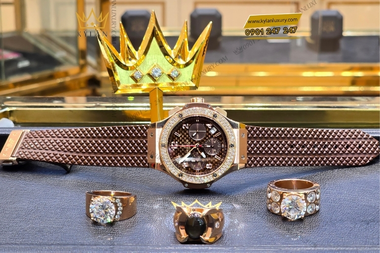 Đồng hồ Hublot cùng nhẫn được thiết kế và thực hiện tại Kỳ Lân, nâng tầm đẳng cấp cho chiếc đồng hồ.
