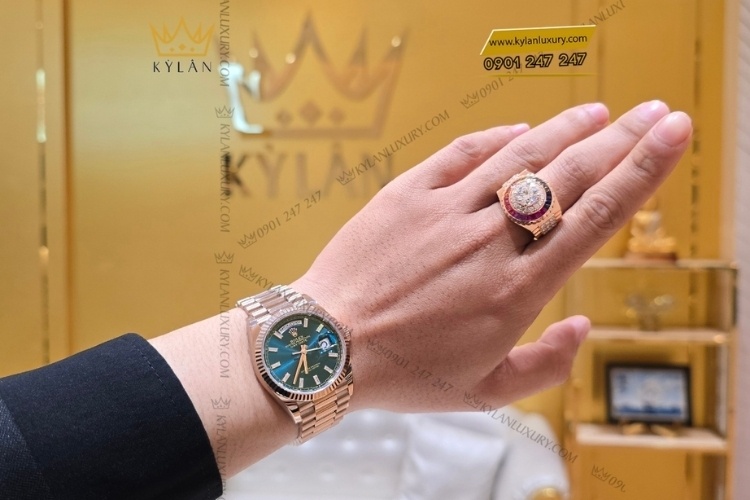 Đồng hổ Rolex và nhẫn do Kỳ Lân thực hiện, bộ đôi đồng điệu nâng tầm đẳng cấp.