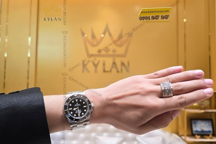 Chiếc Rolex Submariner và nhẫn do Kỳ Lân thực hiện, nâng tầm đẳng cấp cho bộ đôi.