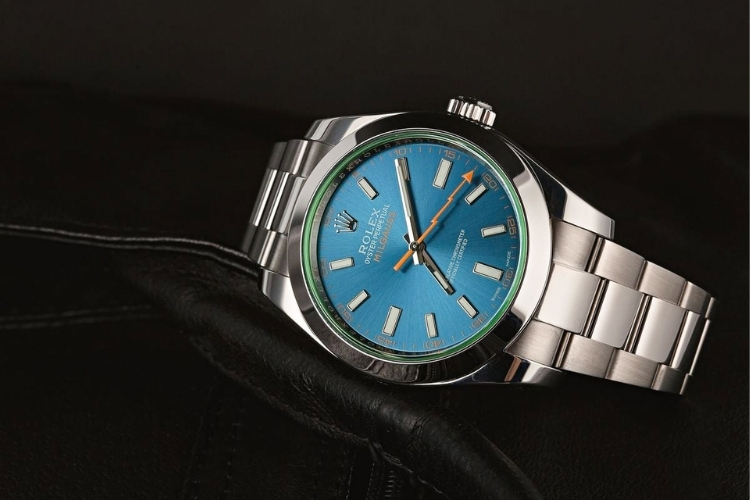 Rolex Milgauss mang tính biểu tượng như kim giây lightning bolt màu cam hay mặt kính xanh Glace Verte nổi tiếng.