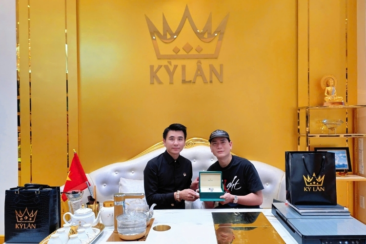 Royal Pop – Siêu phẩm mới của Swatch x Audemars Piguet chuẩn bị ra mắt? 7 Kỳ Lân Luxury royal pop swatch x audemars piguet ra mat 2026 7 Royal Pop – Siêu phẩm mới của Swatch x Audemars Piguet chuẩn bị ra mắt?