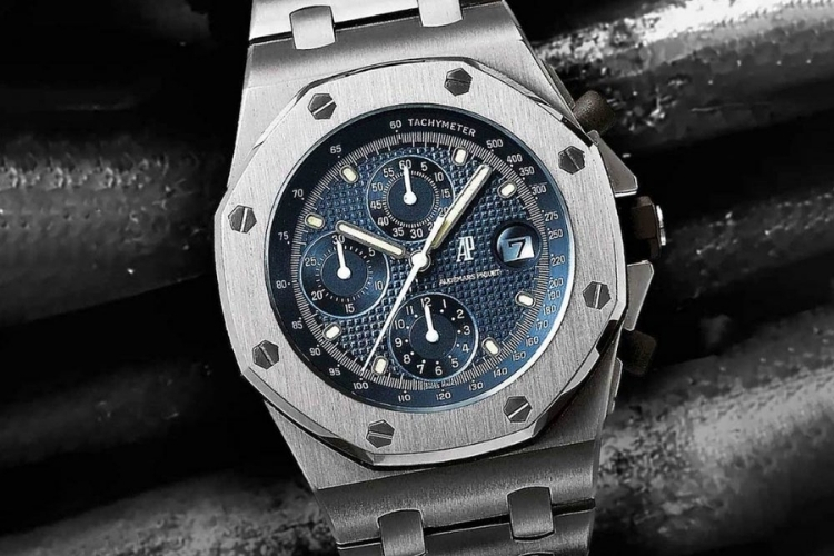 Royal Oak Offshore ra mắt năm 1993, thiết kế lớn, mạnh mẽ và được nhiều ngôi sao yêu thích.