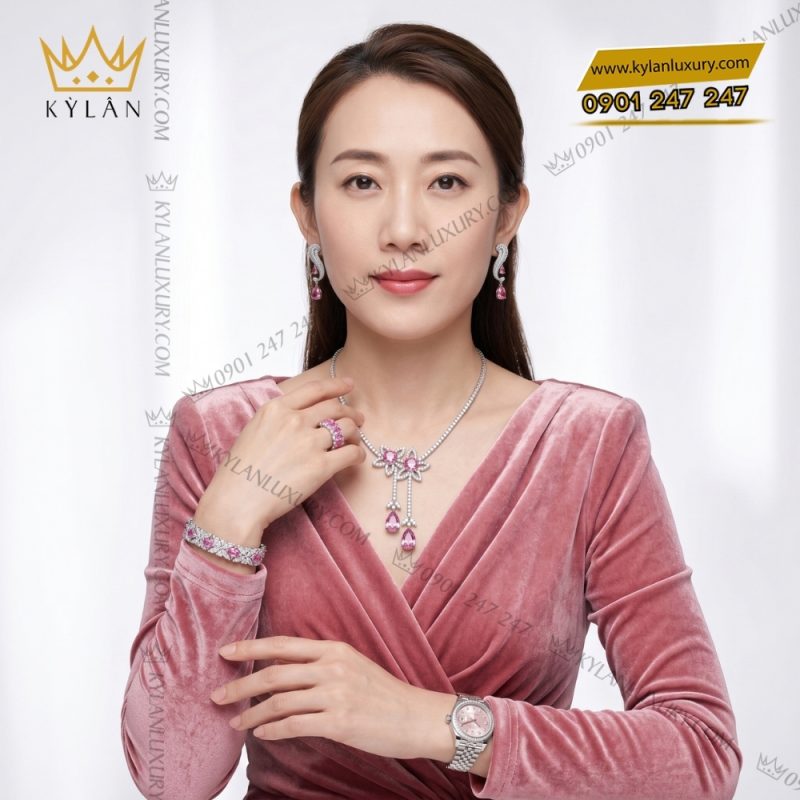 Bộ trang sức kim cương đính đá sapphire hồng