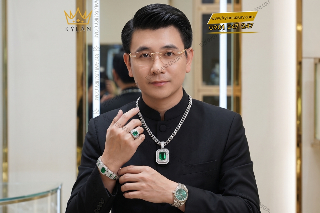 Bộ trang sức nam vàng trắng Au750 đính ngọc lục bảo