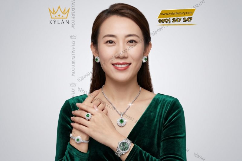 Bộ trang sức vàng trắng Au750 đính ngọc lục bảo