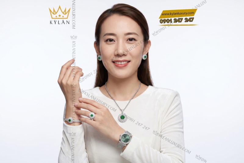 Bộ trang sức vàng trắng Au750 đính ngọc lục bảo