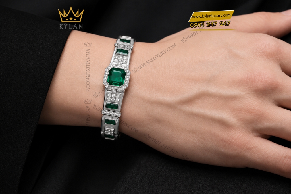 Lắc tay nam vàng trắng Au750 đính ngọc lục bảo 14 Kỳ Lân Luxury Lac tay nam vang trang Au750 dinh ngoc luc bao 8 Lắc tay nam vàng trắng Au750 đính ngọc lục bảo
