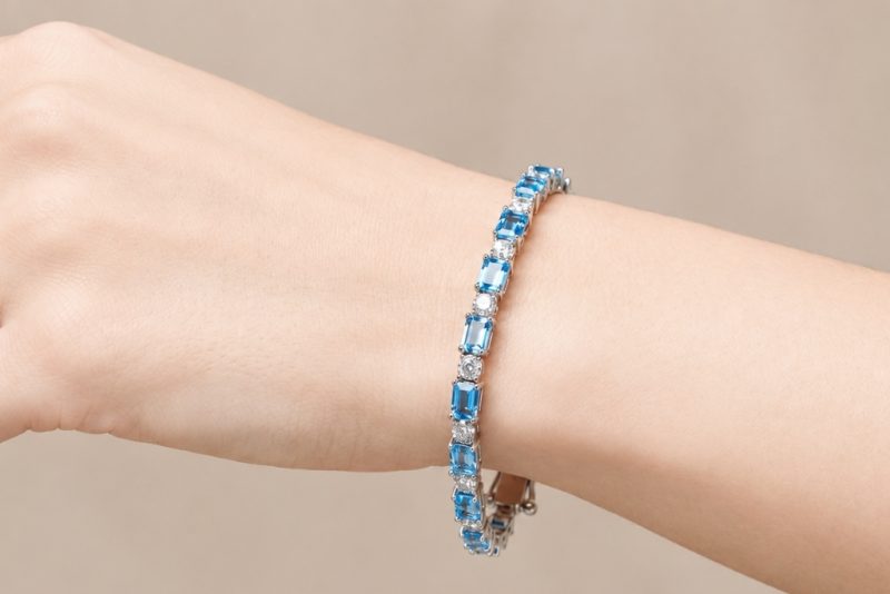 Lắc tay vàng trắng Au750 đính Topaz