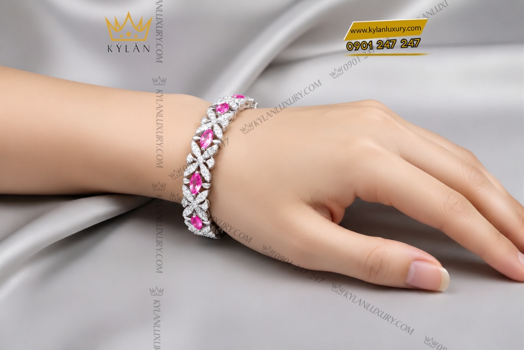 Lắc tay vàng trắng Au750 đính sapphire hồng