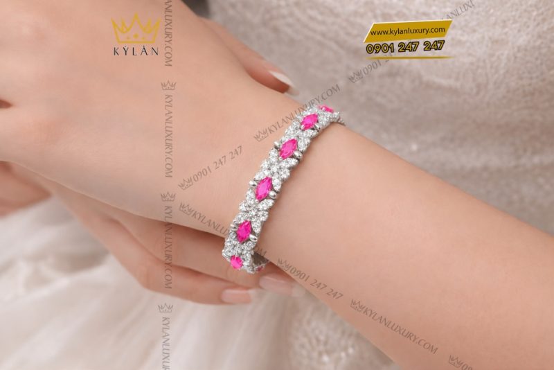 Lắc tay vàng trắng Au750 đính sapphire hồng
