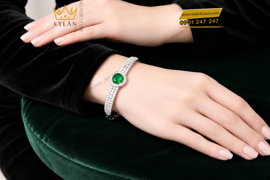 Vòng tay vàng trắng Au750 đính sapphire xanh lá 13 Kỳ Lân Luxury Lac tay vang trang Au750 dinh sapphire xanh la 8 Vòng tay vàng trắng Au750 đính sapphire xanh lá