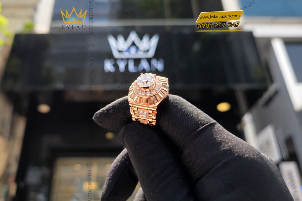 Kỳ Lân Luxury Nhan Ky Lan Signature vang hong Au750 dinh kim cuong chu 9ly1 6 Nhẫn Kỳ Lân Signature vàng hồng Au750 đính kim cương chủ 9ly1