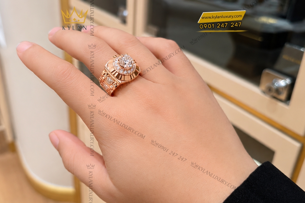 Kỳ Lân Luxury Nhan Ky Lan Signature vang hong Au750 dinh kim cuong chu 9ly1 9 Nhẫn Kỳ Lân Signature vàng hồng Au750 đính kim cương chủ 9ly1