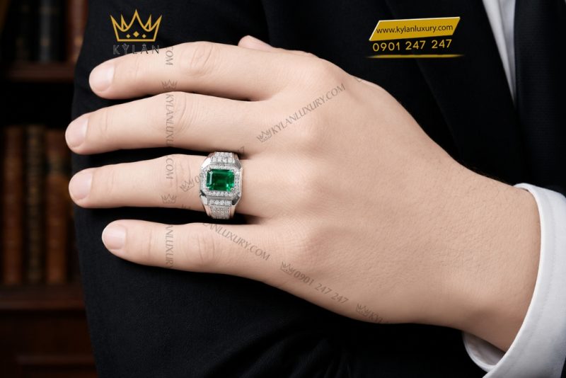 Nhẫn nam vàng trắng Au750 đính ngọc lục bảo