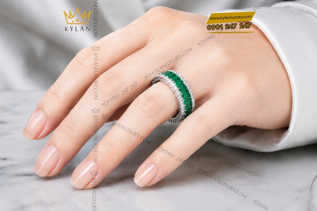 Nhẫn nữ vàng trắng Au750 đính đá ngọc lục bảo