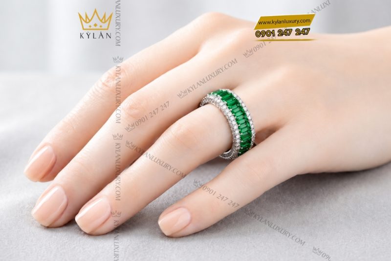 Nhẫn nữ vàng trắng Au750 đính đá ngọc lục bảo