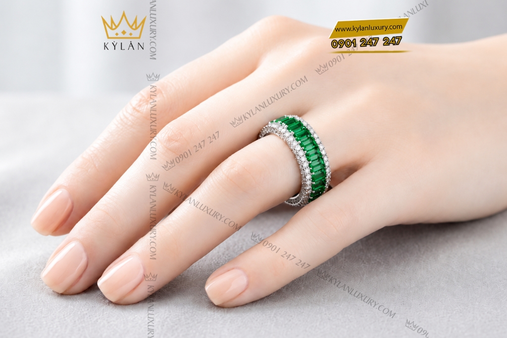 Nhẫn nữ vàng trắng Au750 đính đá ngọc lục bảo