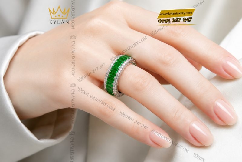 Nhẫn nữ vàng trắng Au750 đính đá ngọc lục bảo