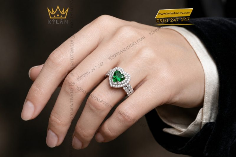 Nhẫn nữ vàng trắng Au750 đính sapphire xanh lá