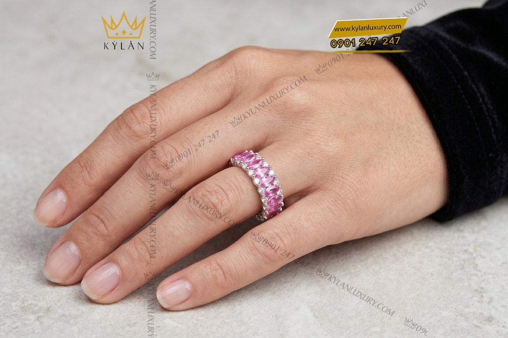 Kỳ Lân Luxury Nhan nu vang trang Au750 dinh vien chu sapphire hong 6 Nhẫn nữ vàng trắng Au750 đính sapphire hồng