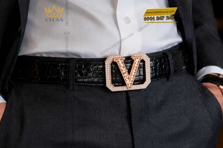 Mặt thắt lưng chữ V vàng khối và thiết kế cá nhân hóa tại Kỳ Lân 10 Kỳ Lân Luxury mat that lung chu v vang khoi ca nhan hoa 12 Mặt thắt lưng chữ V vàng khối và thiết kế cá nhân hóa tại Kỳ Lân