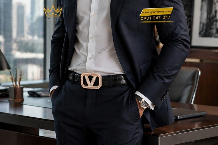 Mặt thắt lưng chữ V vàng khối và thiết kế cá nhân hóa tại Kỳ Lân 2 Mặt thắt lưng không chỉ là phụ kiện mà còn thể hiện phong cách riêng của người sở hữu.
