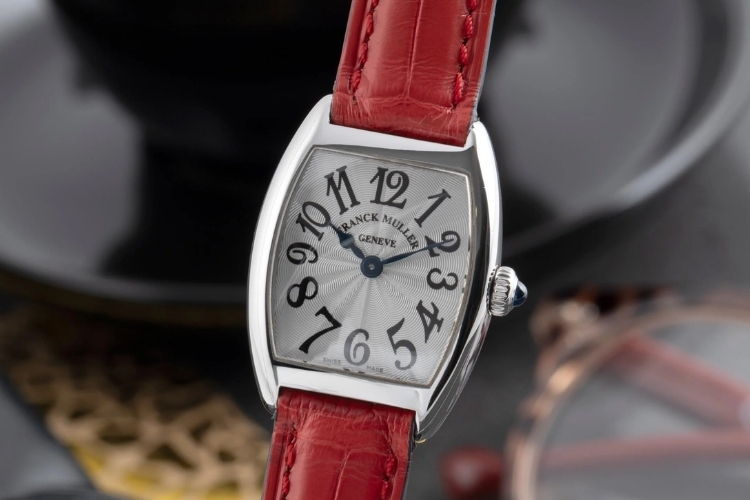 So sánh đồng hồ Automatic và Quartz - Lựa chọn nào dành cho quý khách? 3 Điểm dễ nhận biết nhất của đồng hồ Quartz chính là kim giây nhảy giật từng nấc (tích-tắc) theo từng giây.
