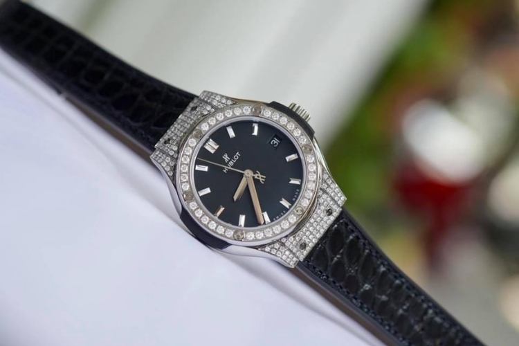 So sánh đồng hồ Automatic và Quartz - Lựa chọn nào dành cho quý khách? 6 Với Quartz quý khách có thể tháo đồng hồ ra cất tủ cả tuần, khi lấy ra đeo lại vẫn chạy đúng giờ.