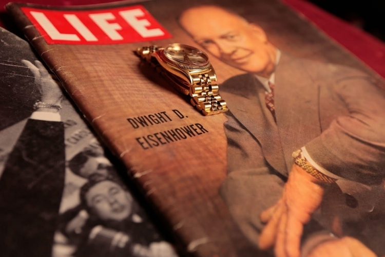 Vị tổng thống Dwight D. Eisenhower cùng Day Date vàng khối trên trang bìa tạp chí danh tiếng Life.