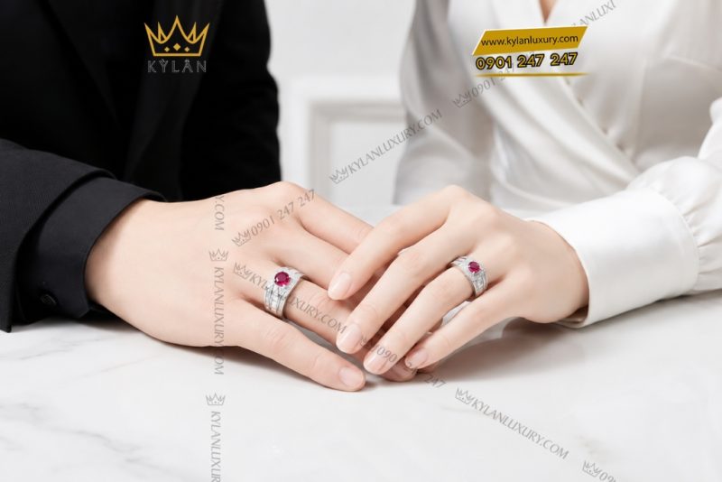 Nhẫn cặp vàng trắng Au750 đính sapphire đỏ